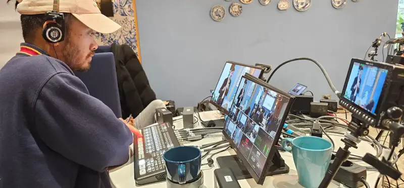 3DMS Filmproduktion München 47 Mitarbeiter in der Live-Regie überwacht mehrere Kamerabilder und steuert die Bildmischung für einen Eventfilm und Livestream in München.