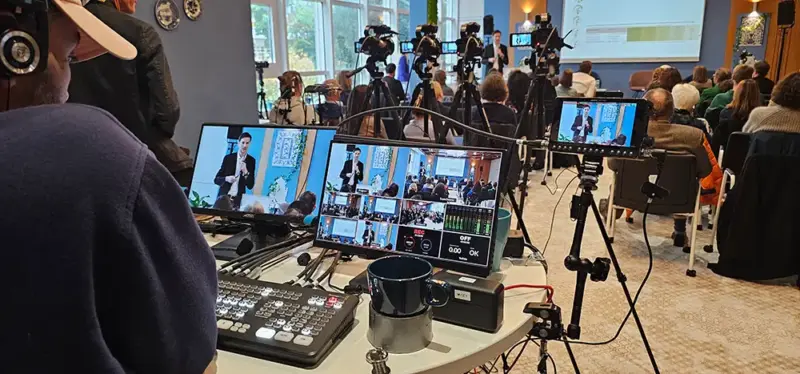 Eventfilm 2 Live-Regie mit mehreren Kameras, Monitoren und Bildmischer bei einer Veranstaltung in München – Eventfilm-Produktion durch 3DMS Filmproduktion München.