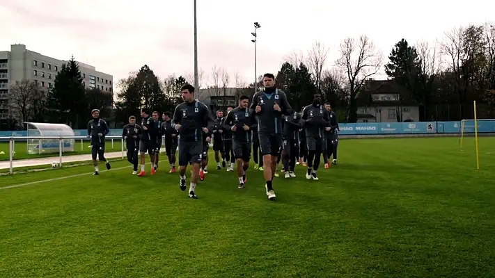 Bewerbungsvideo 5 Fußballmannschaft läuft beim Training gemeinsam über den Rasen.