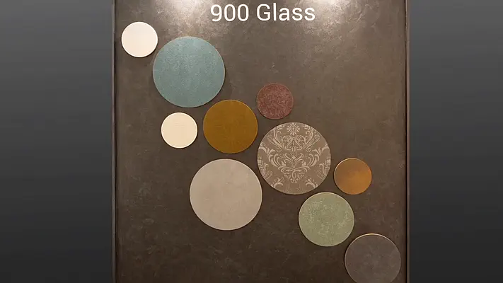 Messefilm 10 Runde Oberflächenmuster auf einer dunklen Wand mit der Aufschrift 900 Glass.