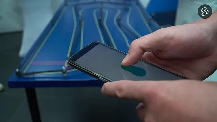 Schulungsvideo 2 Person steuert per Smartphone eine Kugel auf einer Parcoursbahn.